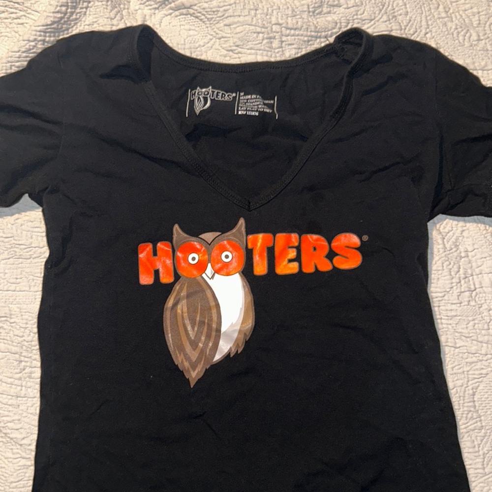 Med hooters short sleeve top!